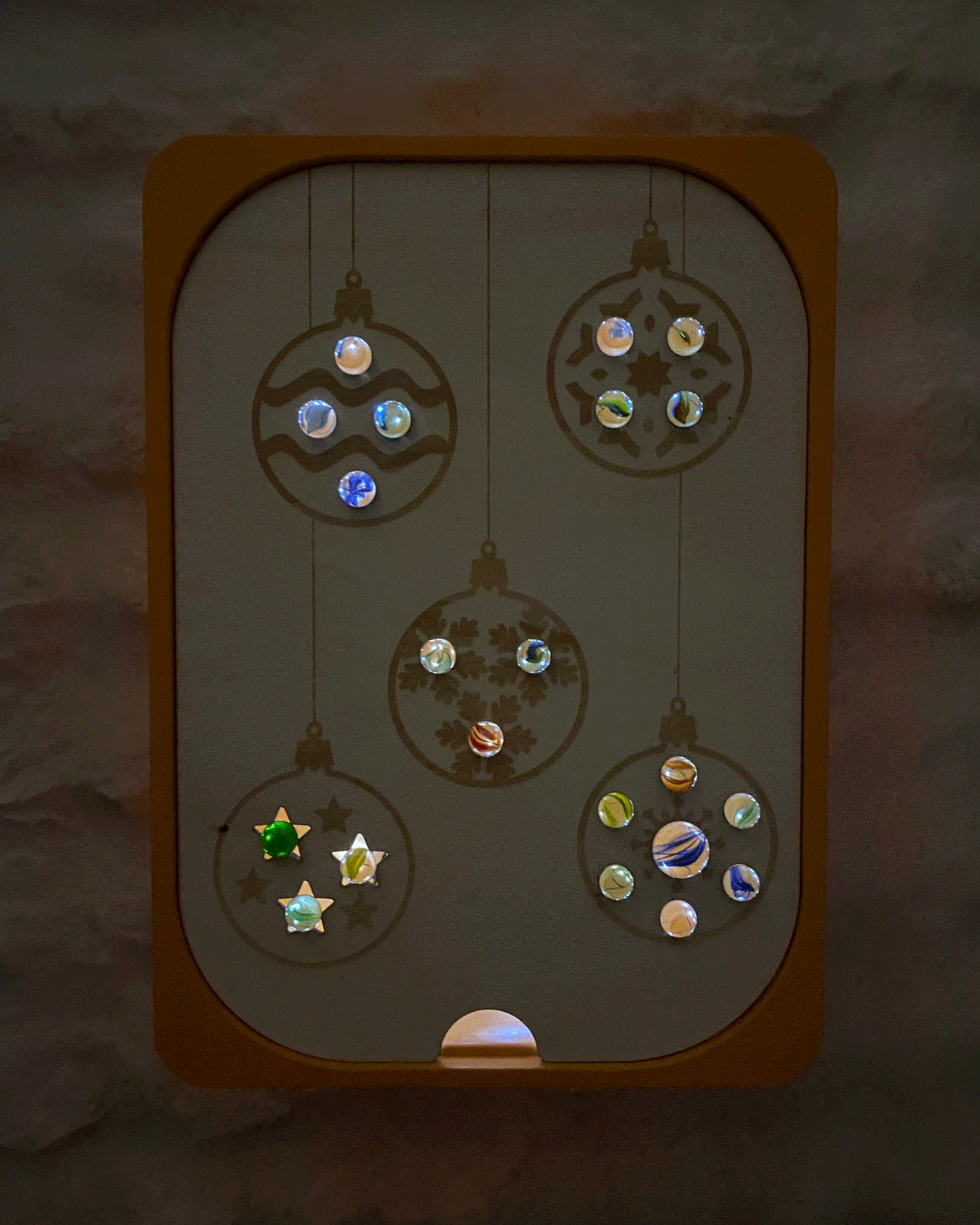 Christbaum Kugeln – Spielidee mit Lichterkette und Murmeln